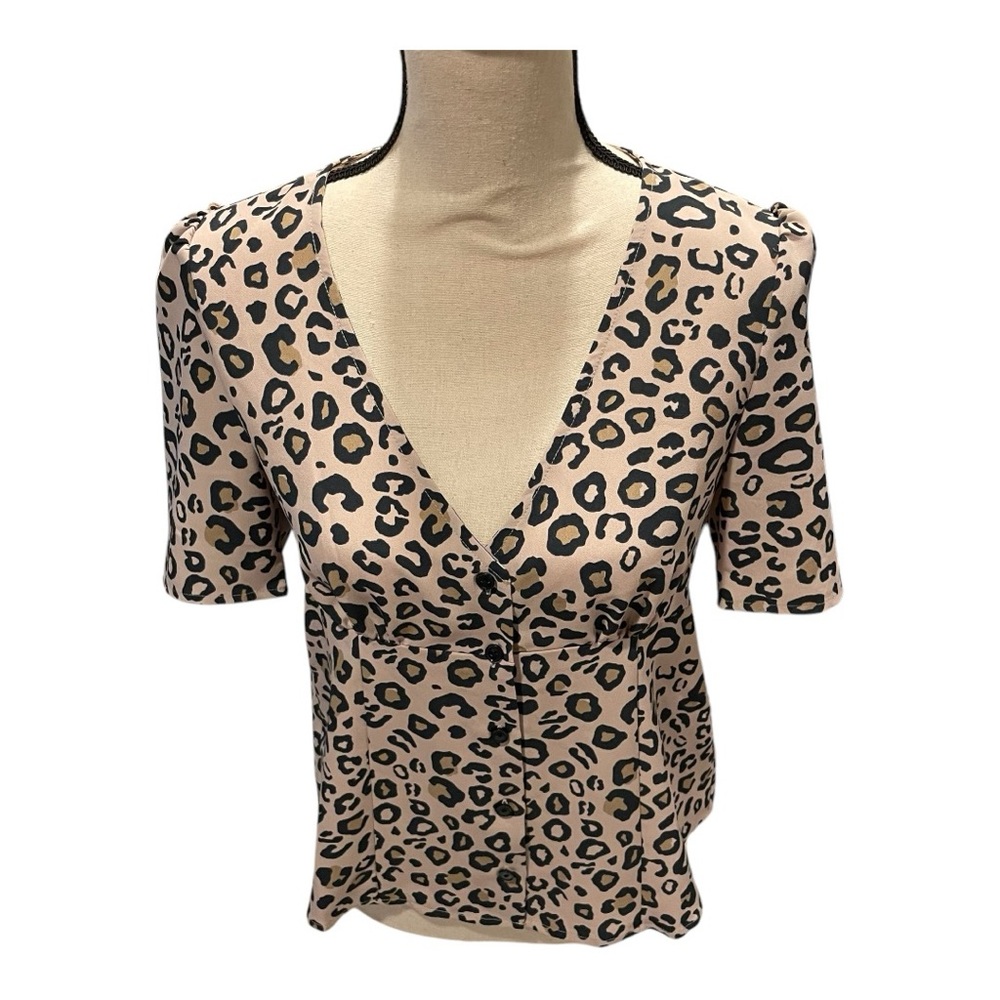 Y2K leopard deep v short sleeve button front top Sanctuary adorable 🥰